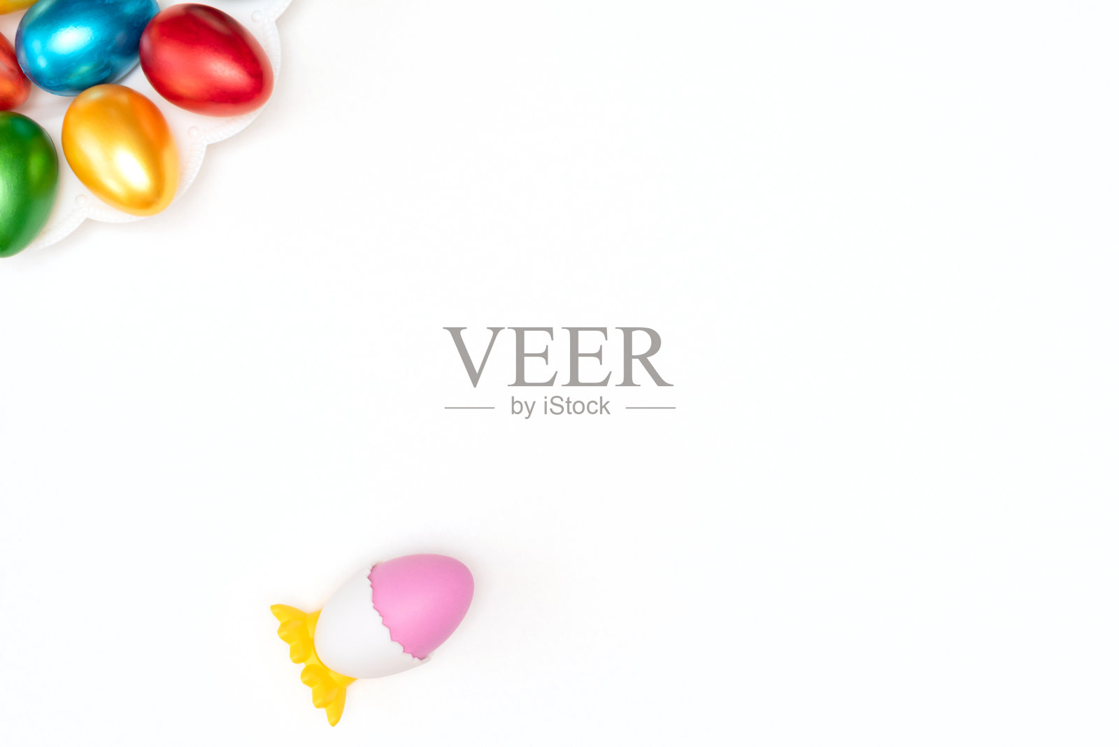 紫色复活节鸡蛋在鸡站在白色背景与油漆复活节鸡蛋。复活节快乐的概念。平面布局风格与复制空间照片摄影图片