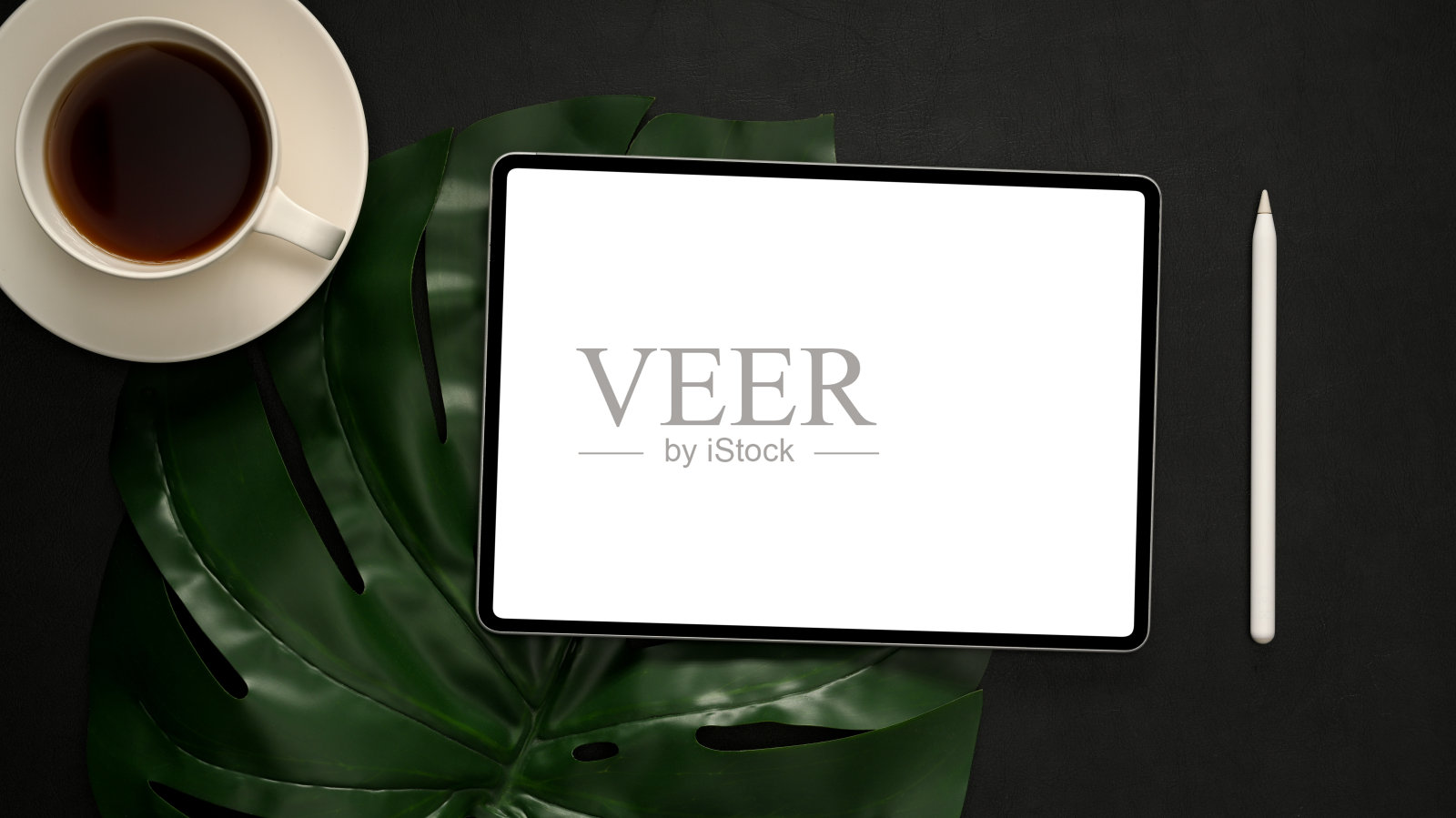 黑色办公桌与空白平板触控电脑照片摄影图片