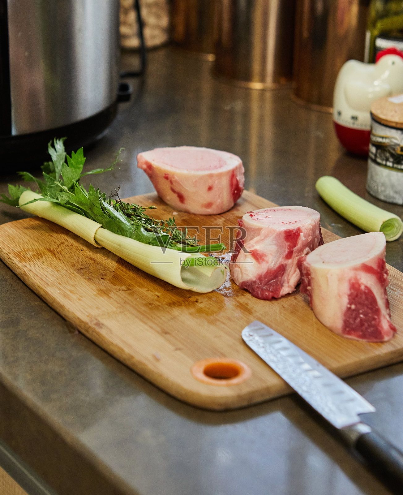 梭形骨头肉和花束准备烹饪。法国美食照片摄影图片