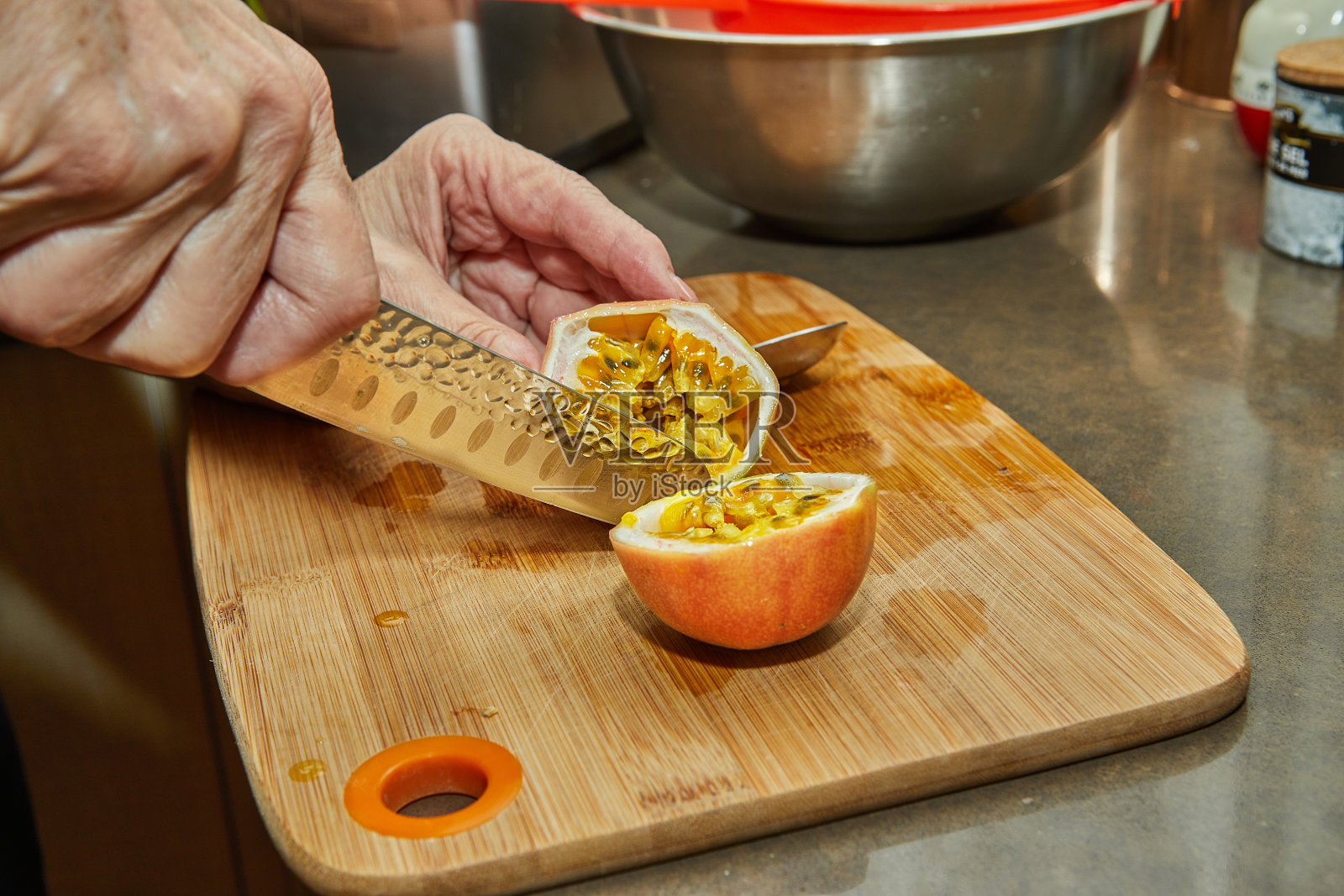 厨师切百香花制作馅饼照片摄影图片