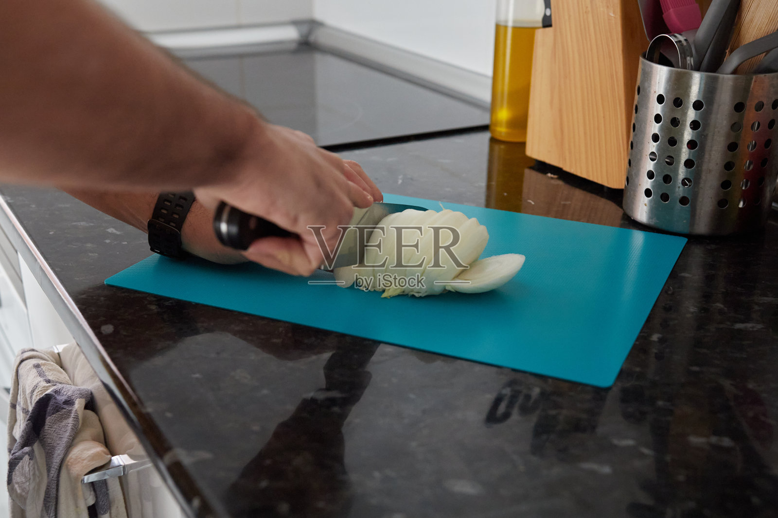 用刀切洋葱的无名氏照片摄影图片