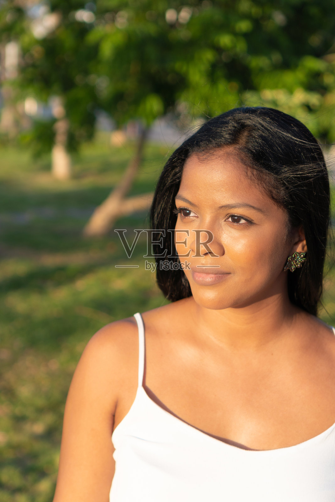 非洲妇女在公园户外的肖像照片摄影图片