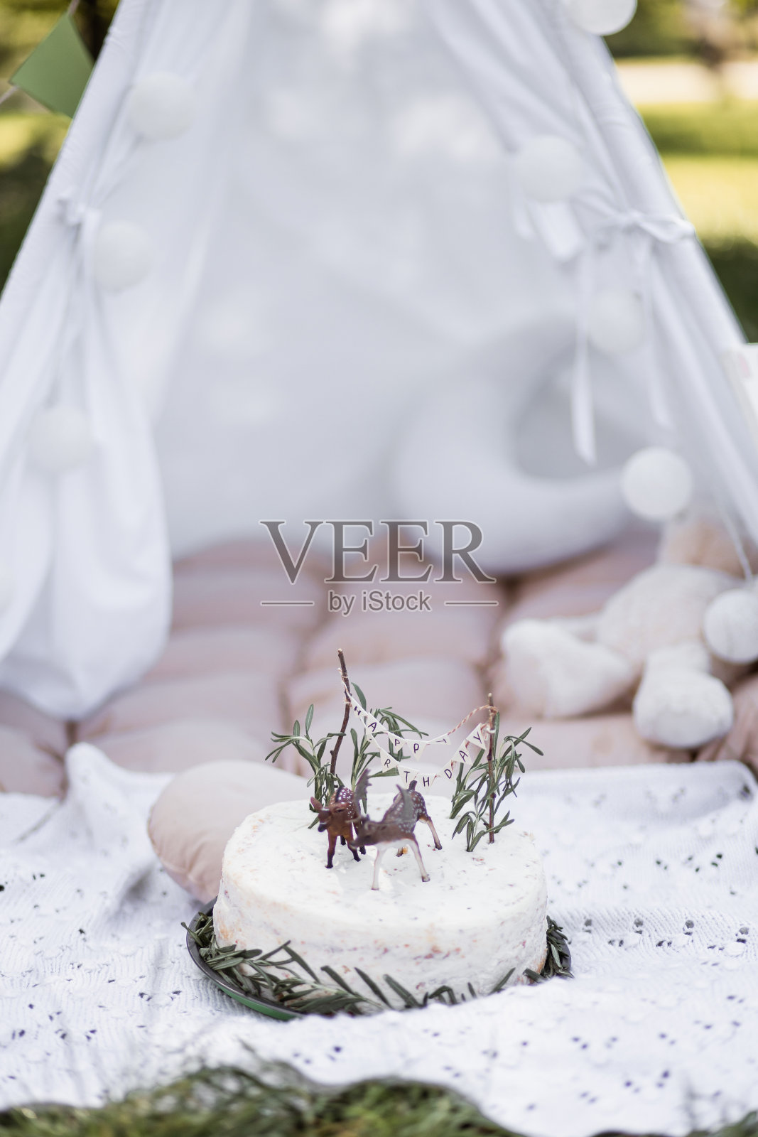 玩具棚屋旁的生日蛋糕，空气清新照片摄影图片