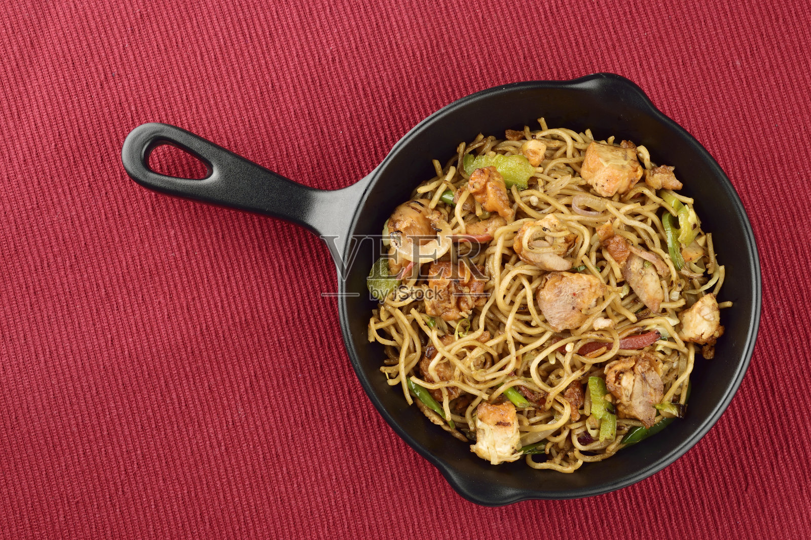 鸡肉炒面照片摄影图片