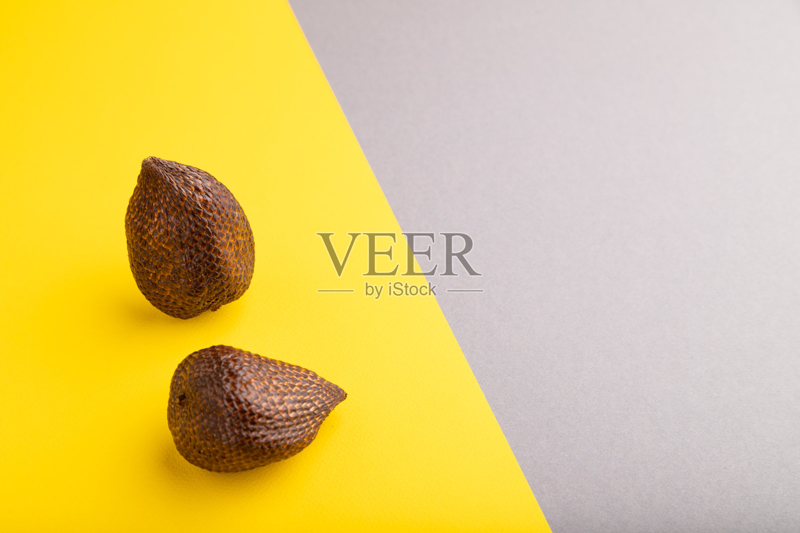 萨拉克或蛇的果实在灰色和黄色柔和的背景。侧视图，复制空间。照片摄影图片