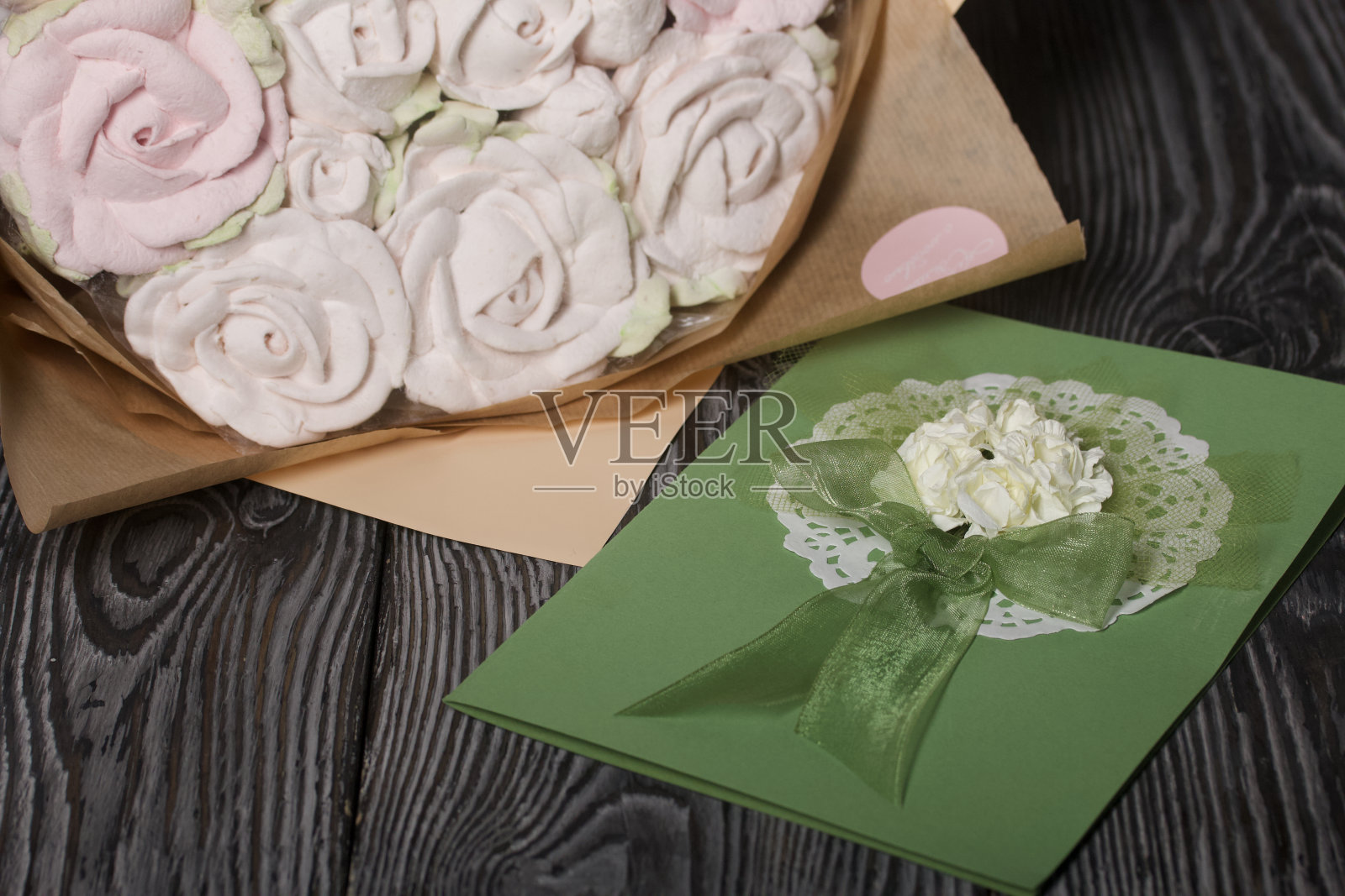 一束牛皮纸花束和一张贺卡。棉花糖的花束。玫瑰从棉花糖。特写镜头。照片摄影图片
