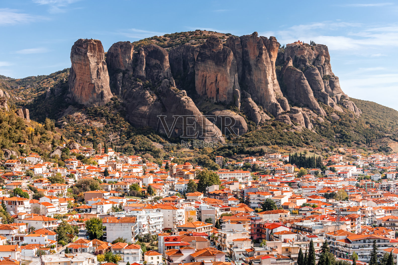 卡兰巴卡市的鸟瞰图，位于著名的迈泰奥拉修道院附近。希腊旅游住宿和酒店经营的概念。照片摄影图片