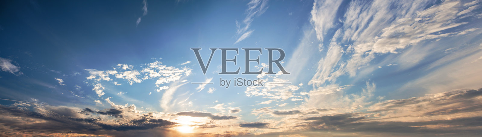 春天的风景，白云和橙色的太阳在天空照片摄影图片