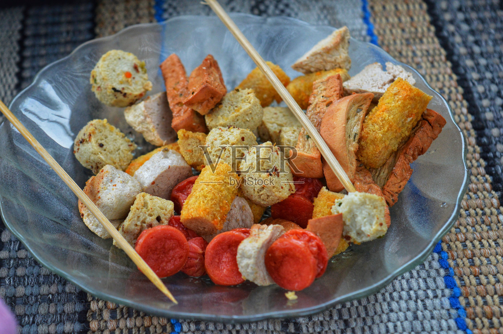 下雨时吃冷冻食品和零食照片摄影图片