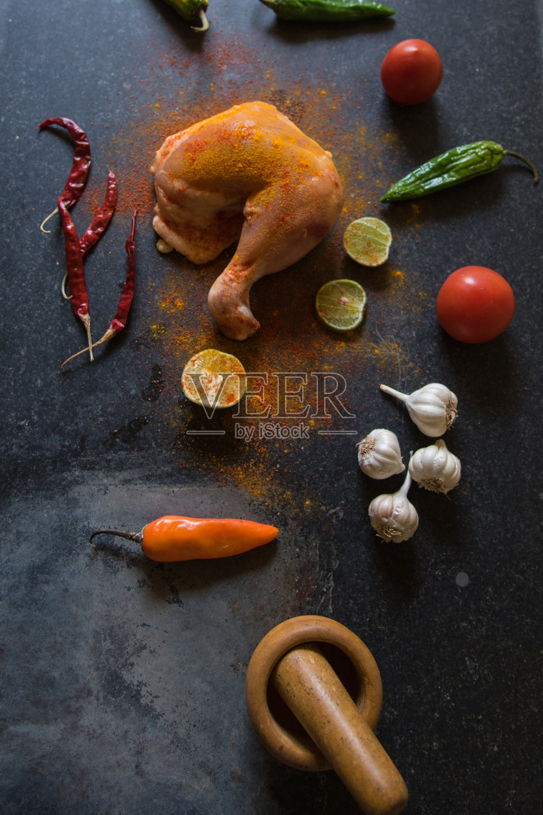 俯瞰在印度香料腌制的生鸡肉照片摄影图片