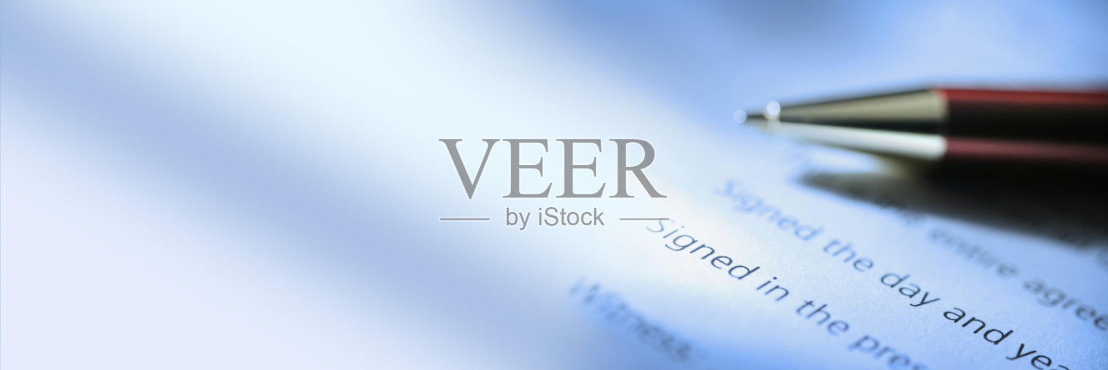 圆珠笔放在合同上照片摄影图片