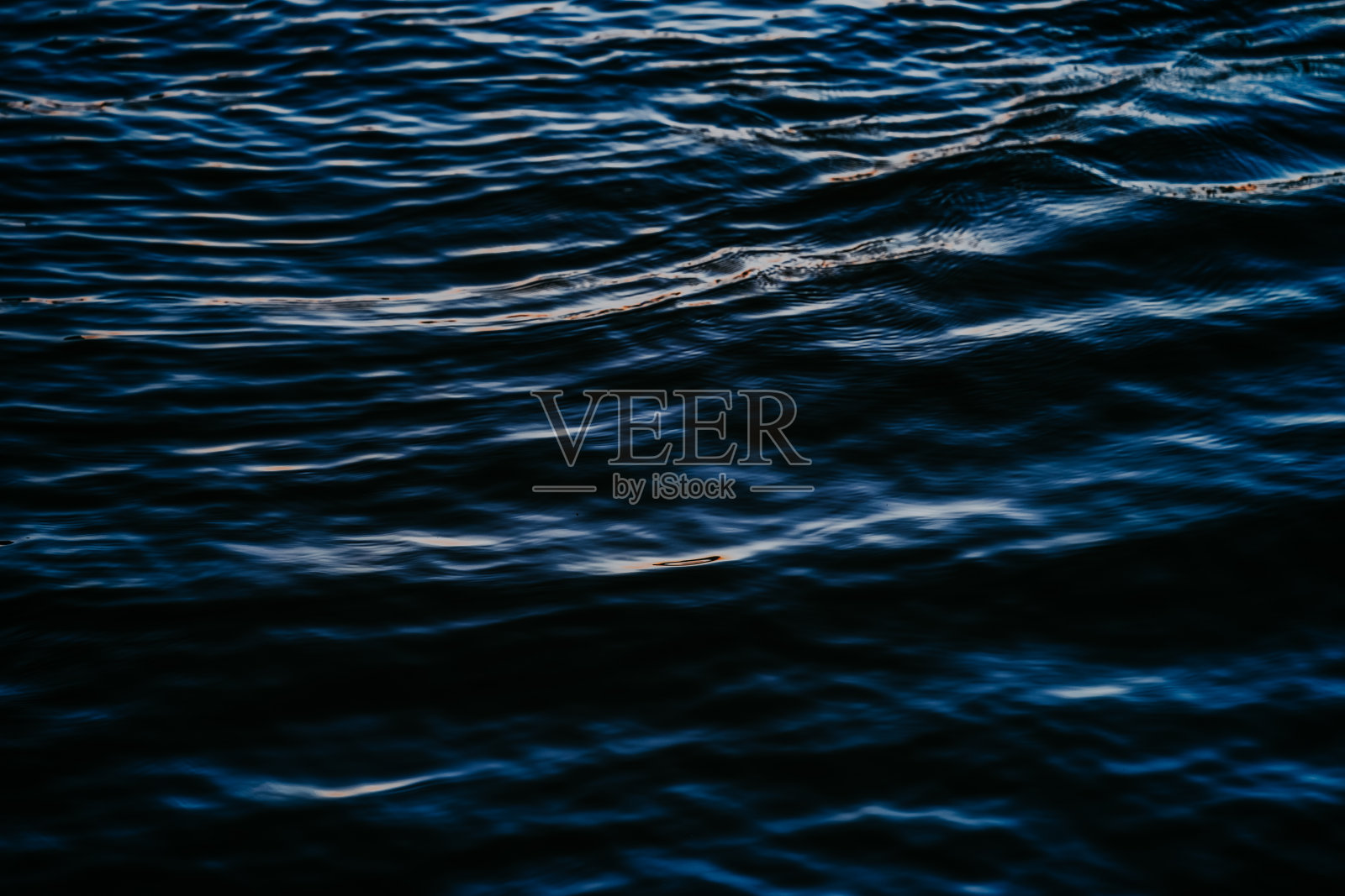 水结构。水反射纹理背景。抽水面、暗水面或含油水面。海洋表面暗自然背景。江水荡漾，湖水荡漾。照片摄影图片