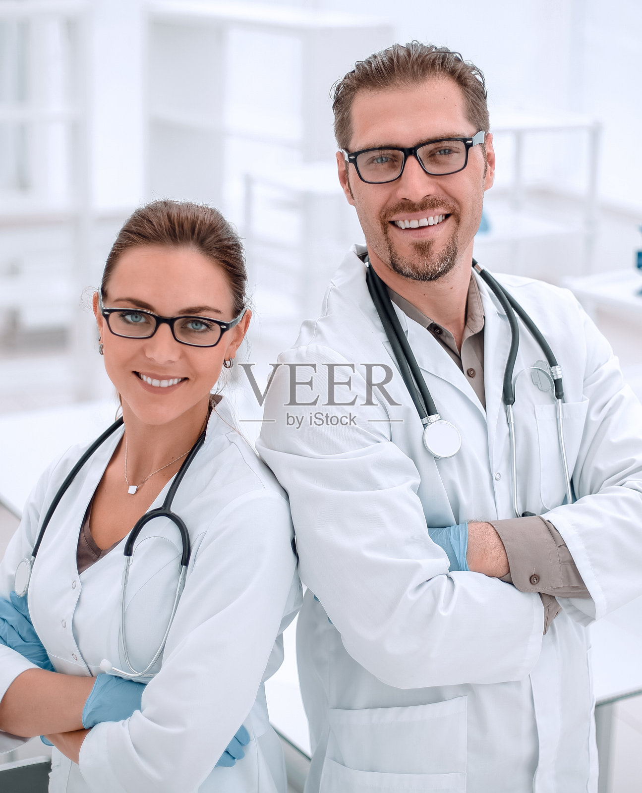 实验室背景上的两位年轻科学家的肖像照片摄影图片