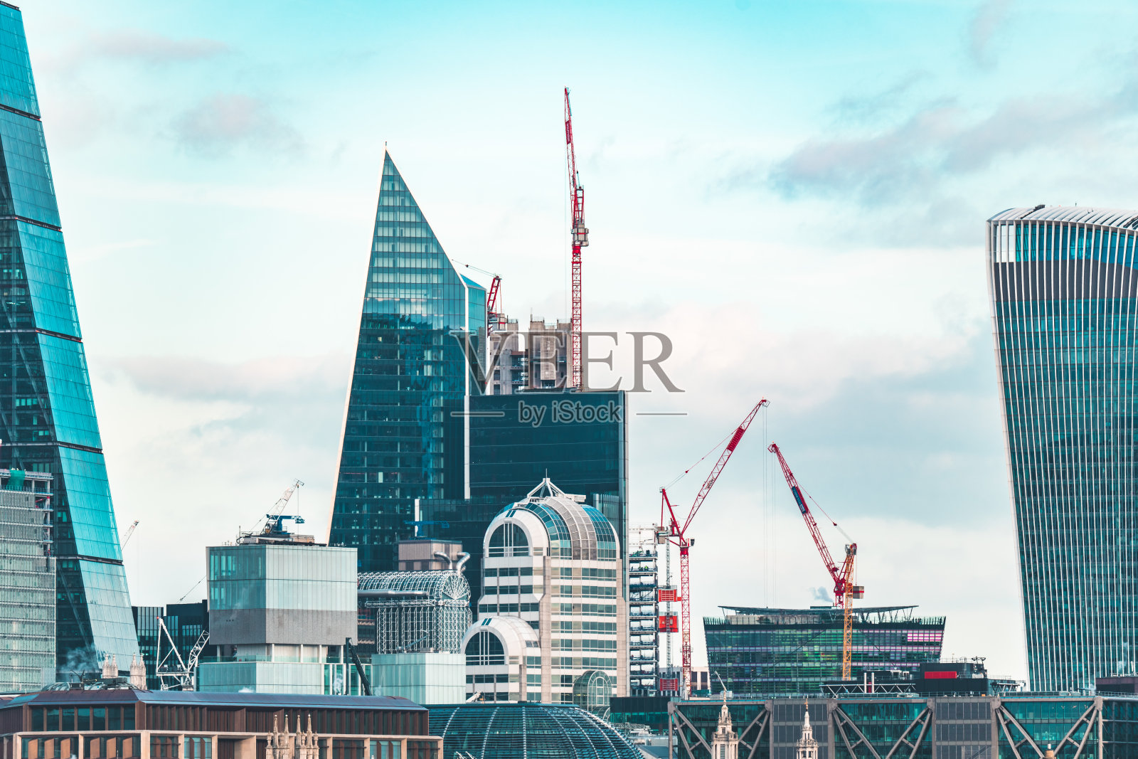 伦敦的摩天大楼和建筑工地照片摄影图片
