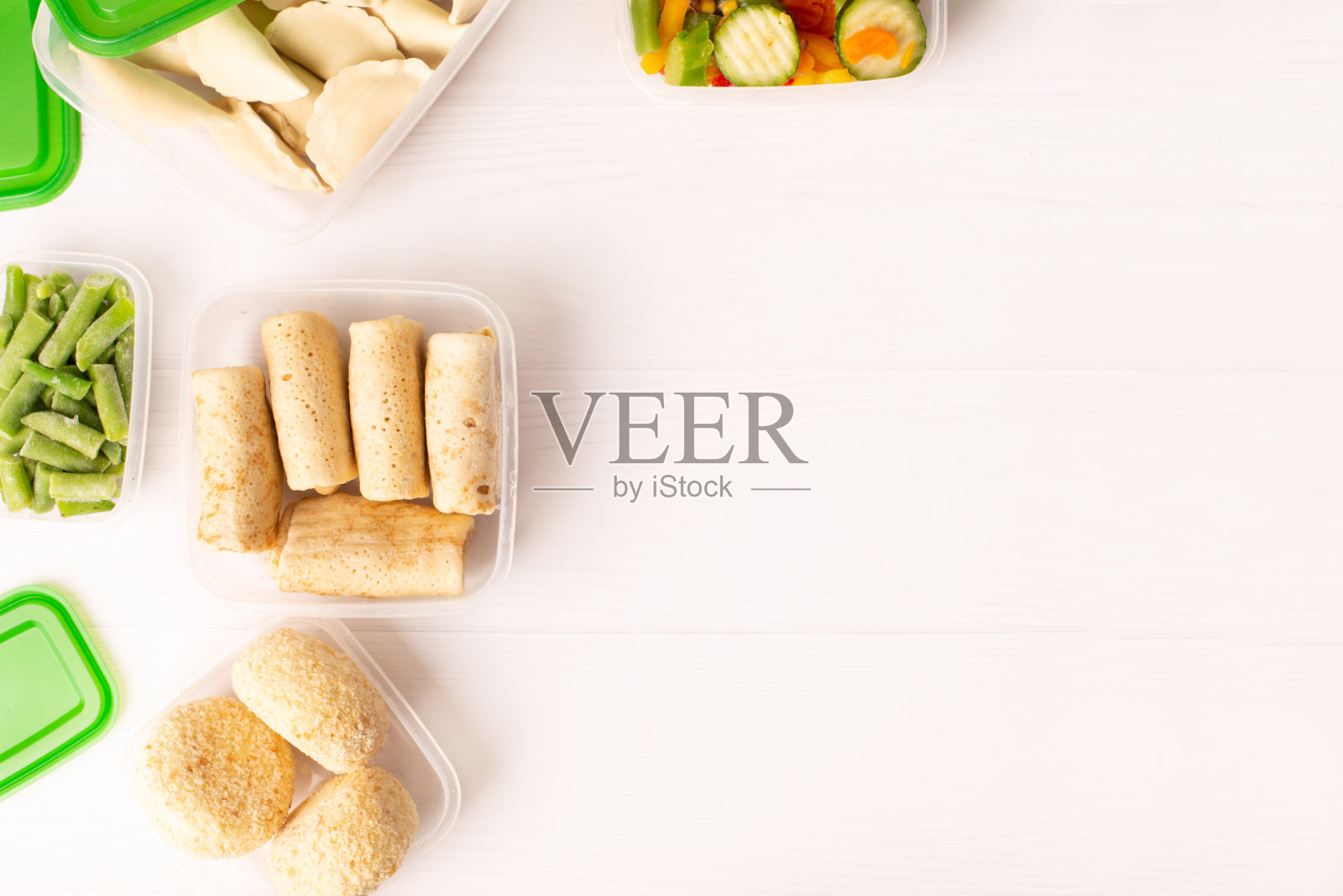 装在容器中的半成品照片摄影图片