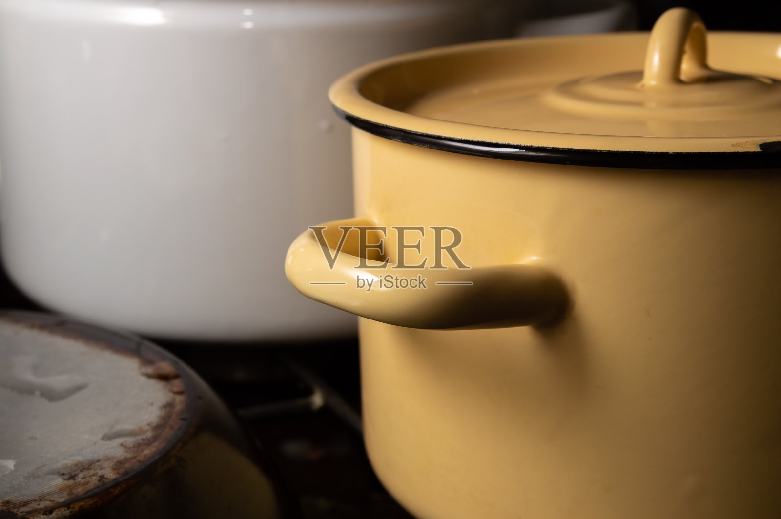 大的黄色搪瓷锅照片摄影图片