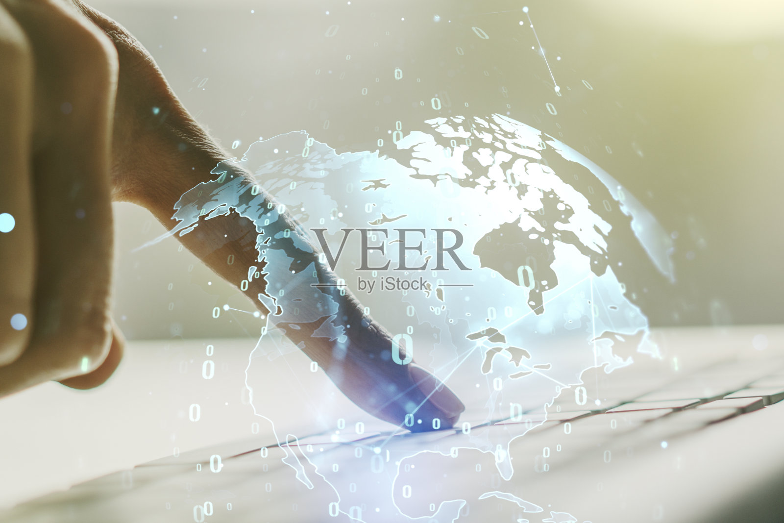 抽象的创意编码插图与世界地图和手工打字在笔记本电脑的背景下，国际软件开发理念。Multiexposure照片摄影图片