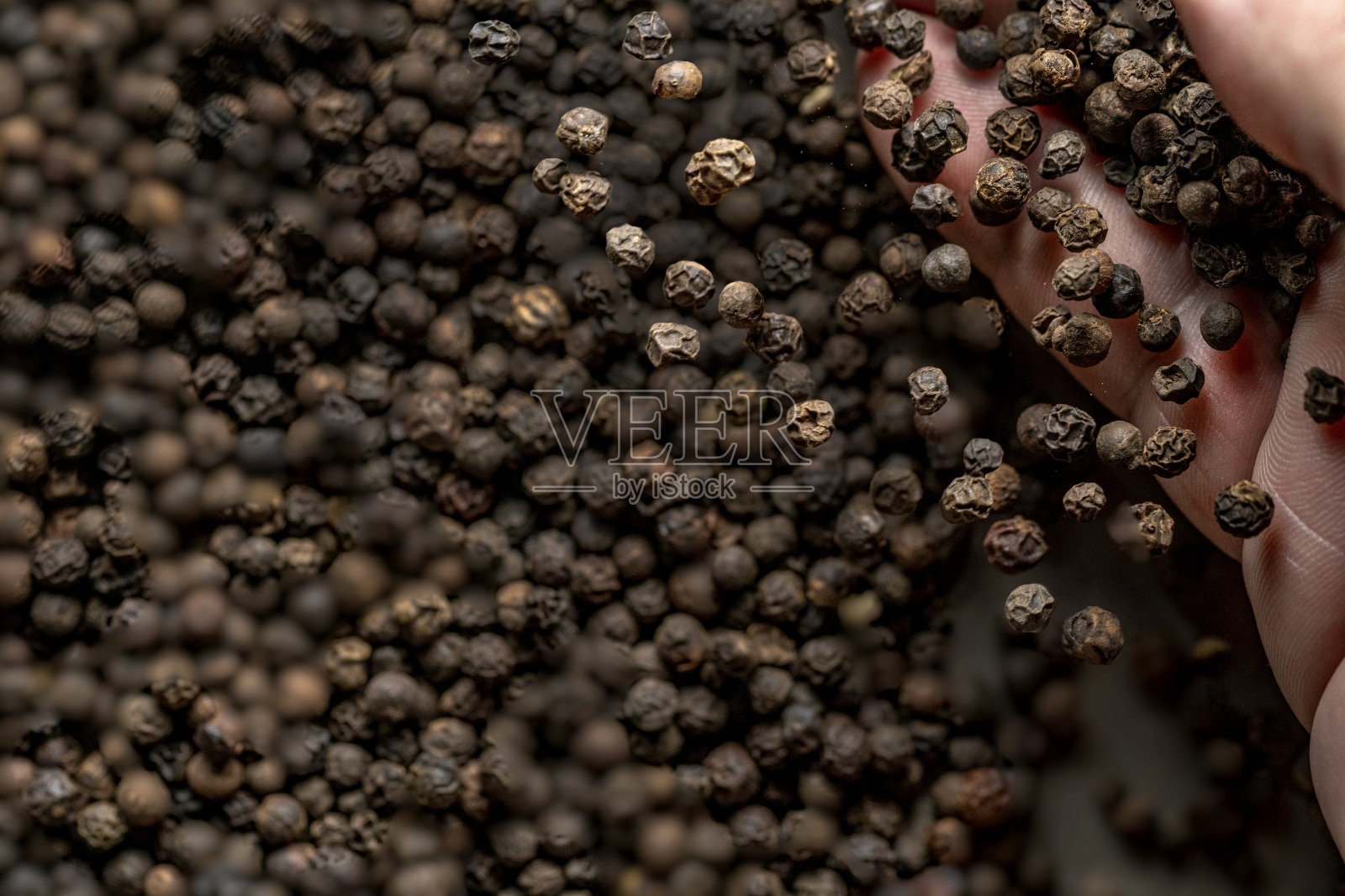 手滴黑胡椒照片摄影图片