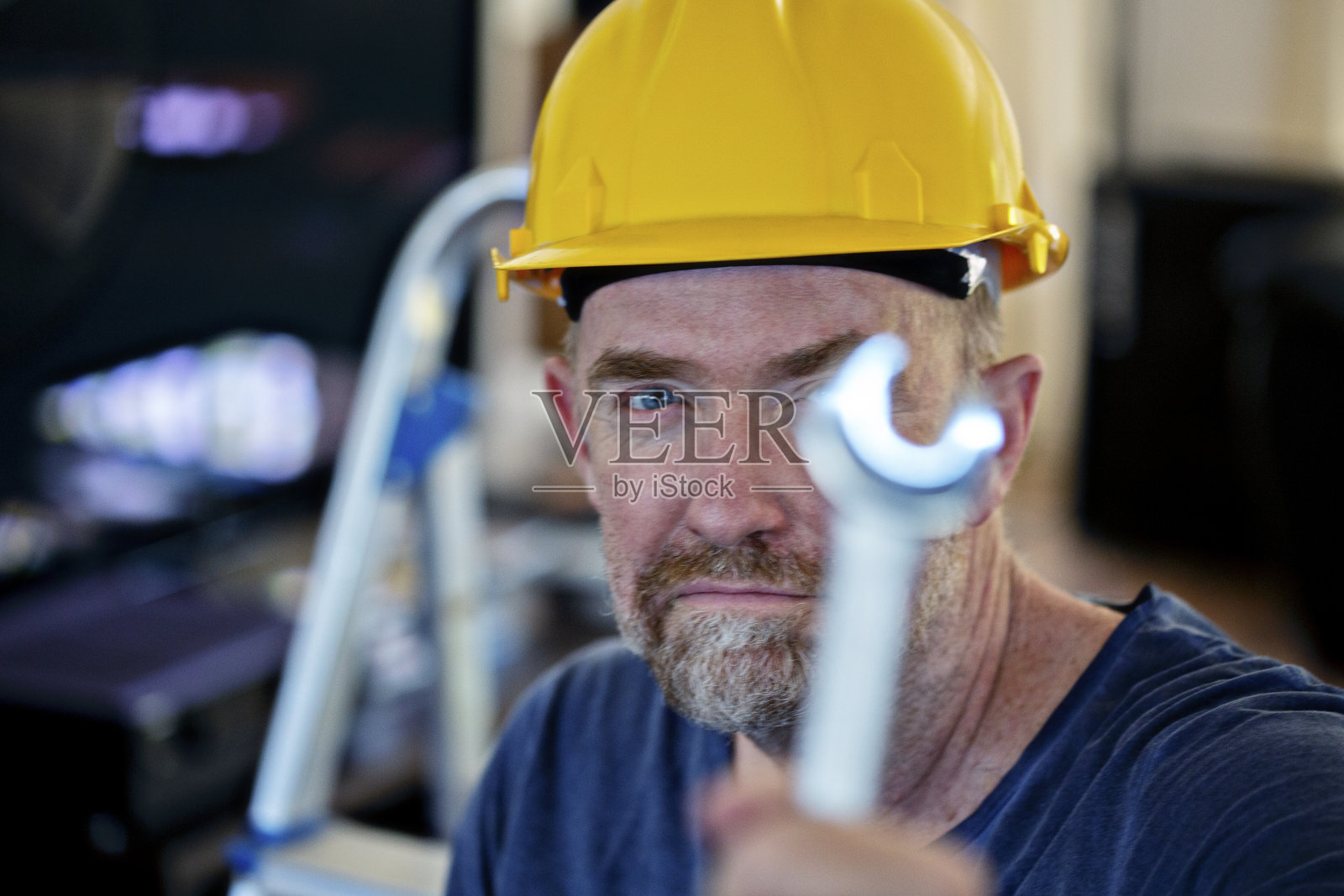 拿着扳手的杂工照片摄影图片