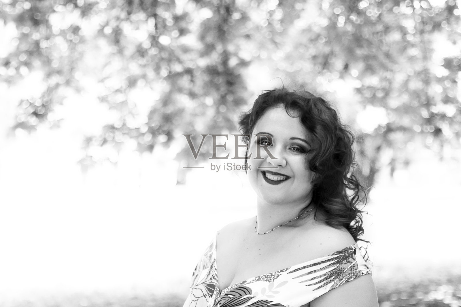 美丽和快乐的年轻女子肖像在黑白照片摄影图片