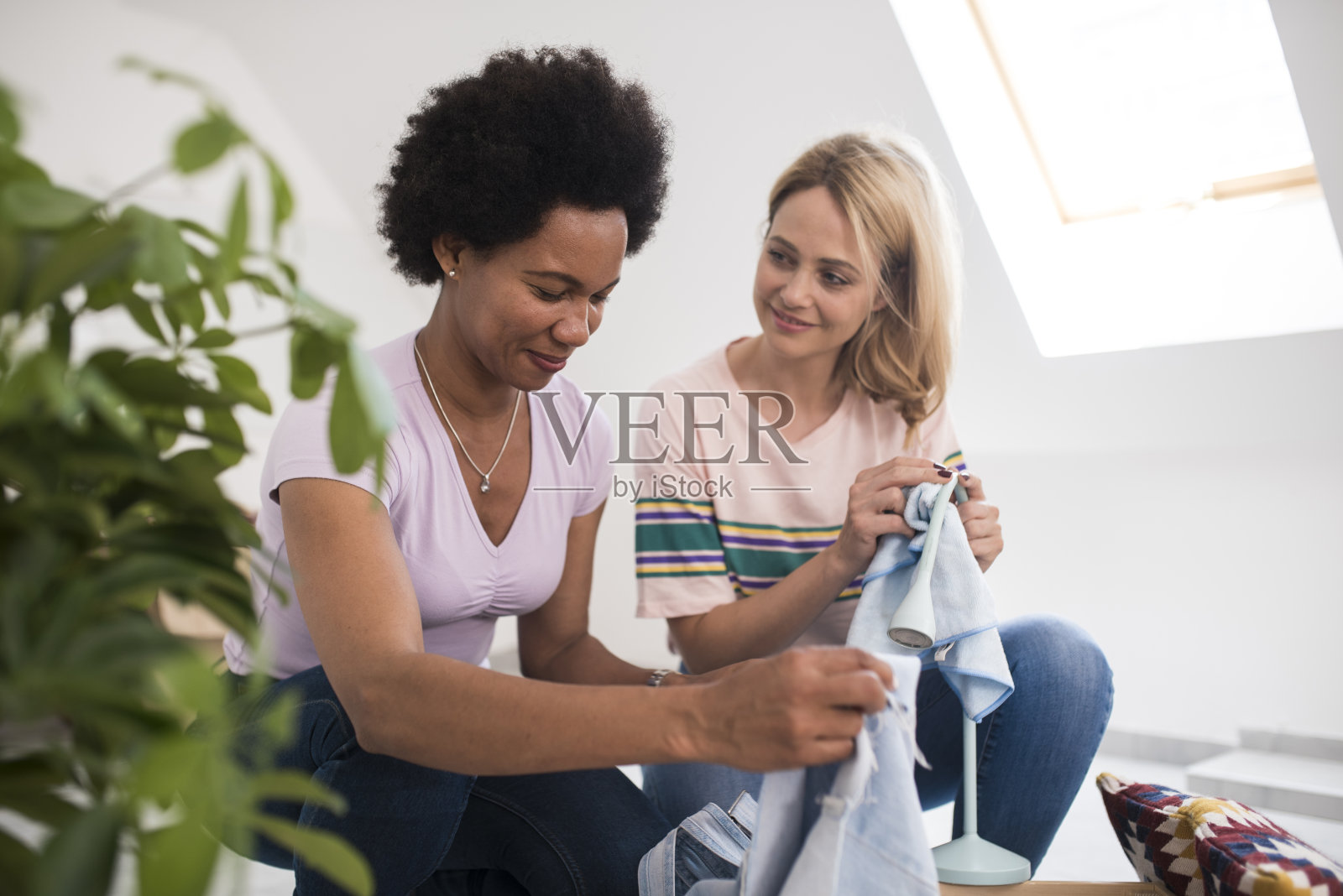 一位非裔美国妇女搬进来，带她的朋友参观新公寓照片摄影图片