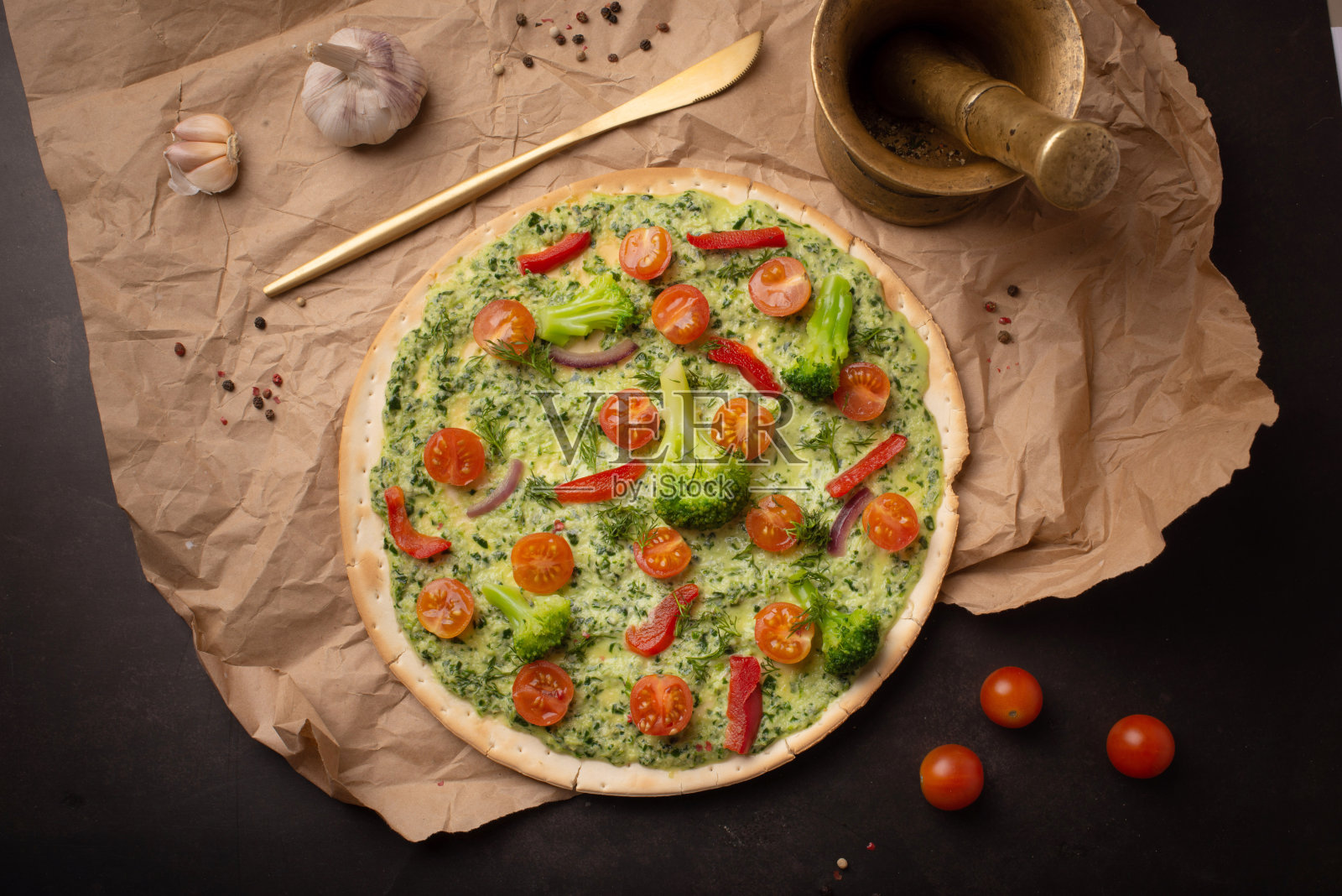 番茄和菠菜自制披萨。在黑色的石头桌子上复制空间的顶视图照片摄影图片