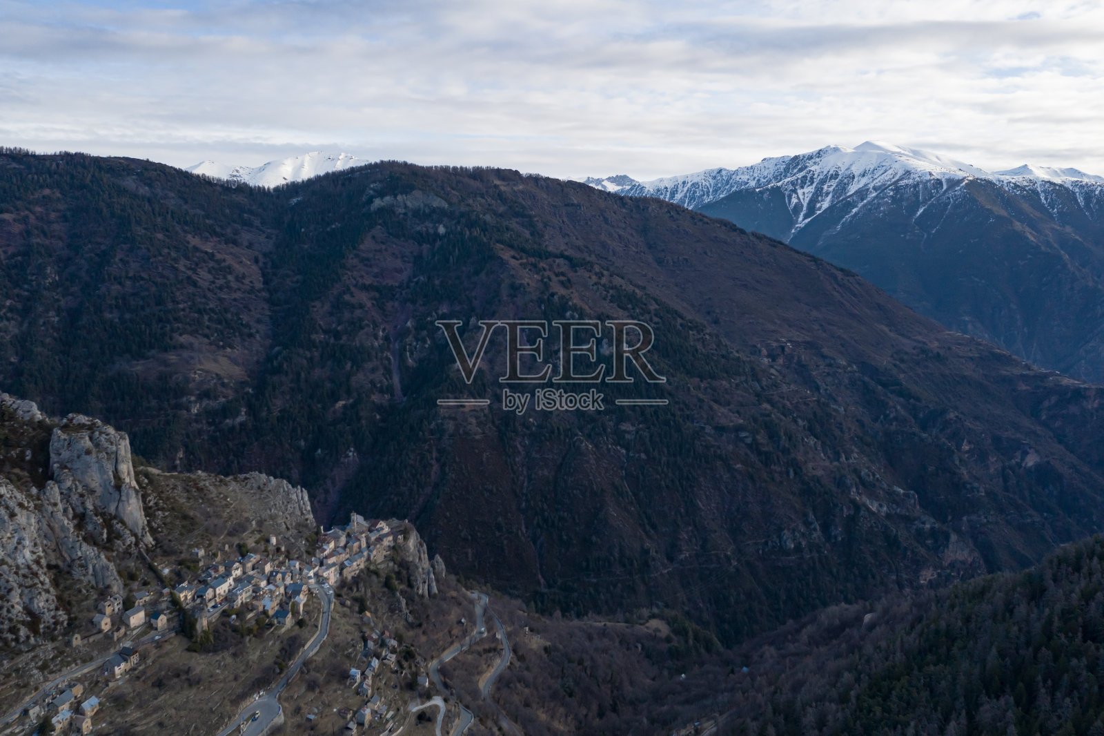 法国南部山区的日出照片摄影图片
