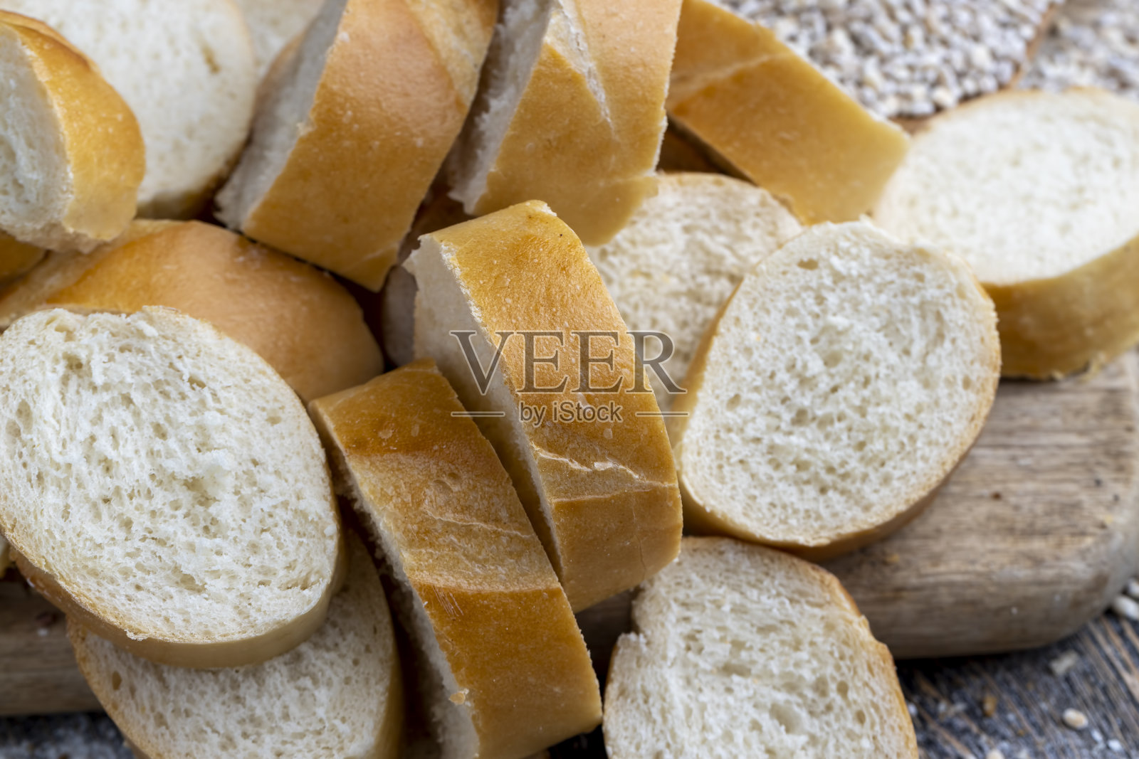 切菜板上的长棍面包片照片摄影图片