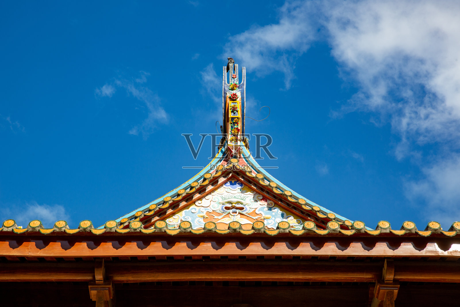 中国庙宇五颜六色的屋脊。传统的中国建筑风格。照片摄影图片