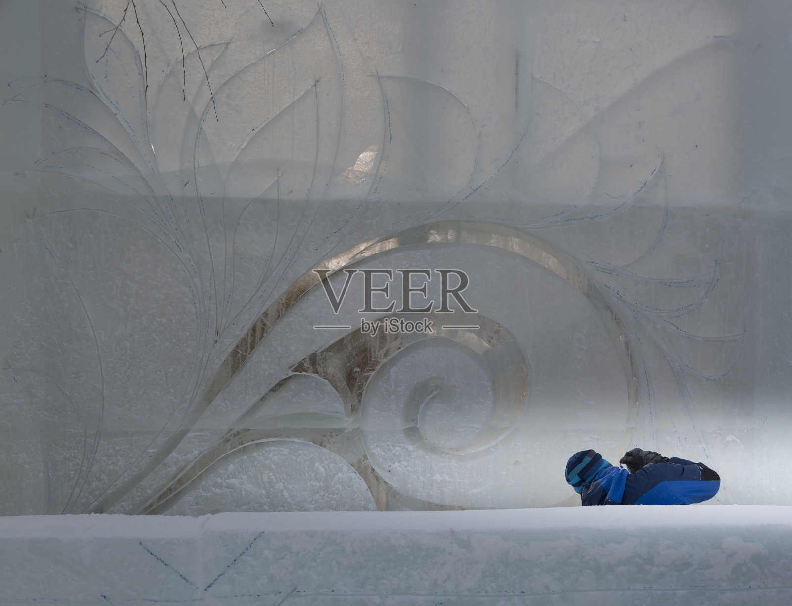 雕刻家在冰雕板上雕刻出优美的作品照片摄影图片