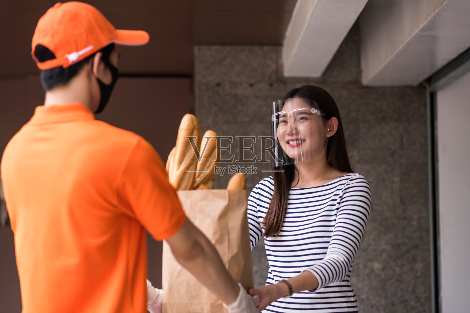 年轻的亚洲妇女收到法棍面包照片摄影图片