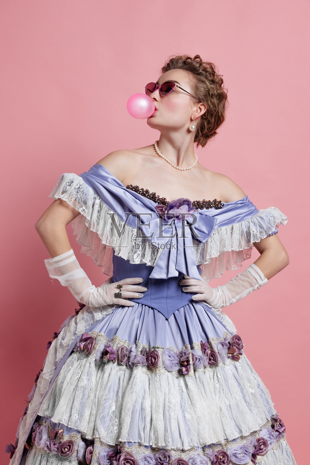 年轻可爱的女孩在中世纪的形象在文艺复兴风格的服装孤立在粉红色的背景。年代比较，美照片摄影图片