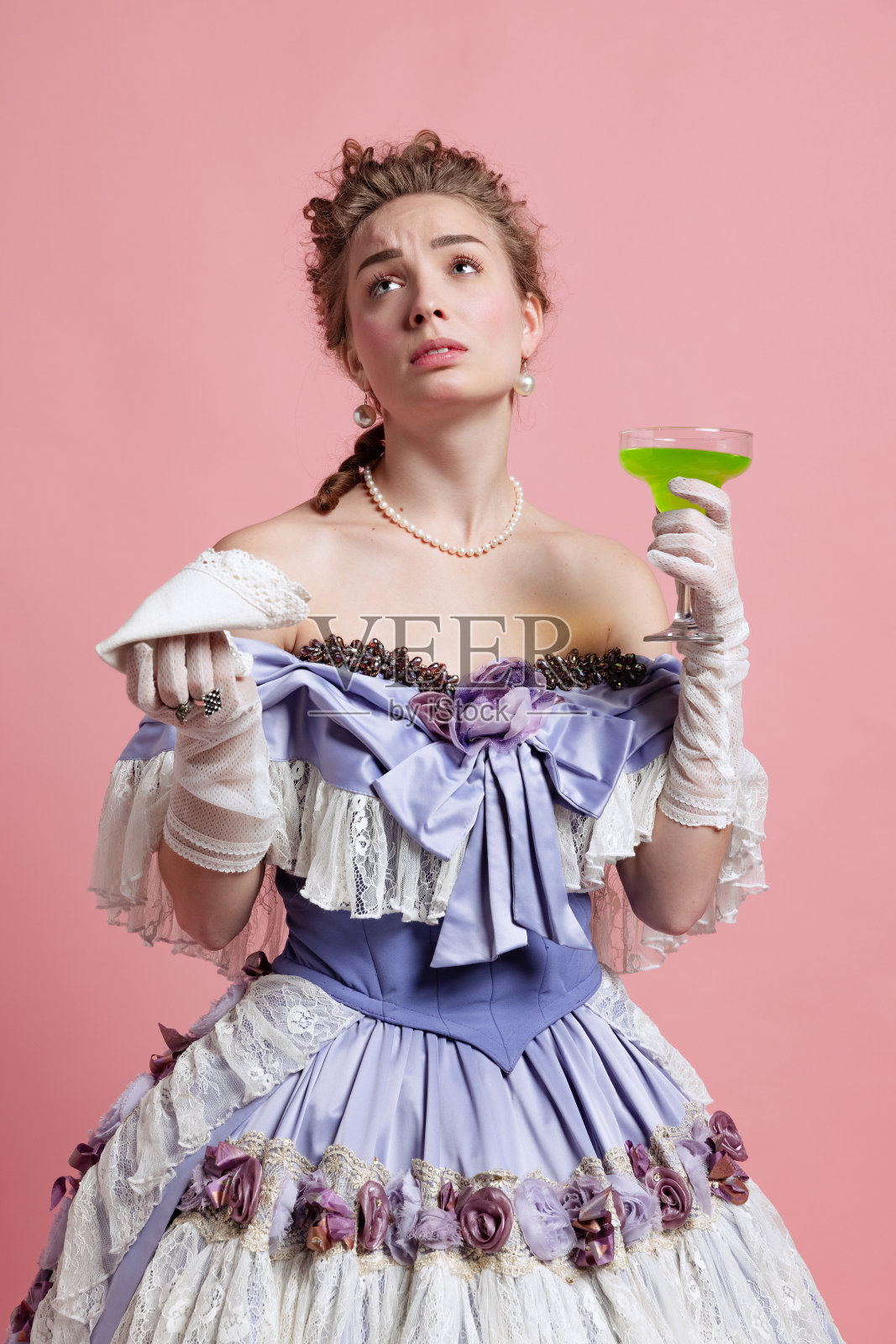 年轻可爱的女孩在中世纪的形象在文艺复兴风格的服装孤立在粉红色的背景。年代比较，美照片摄影图片