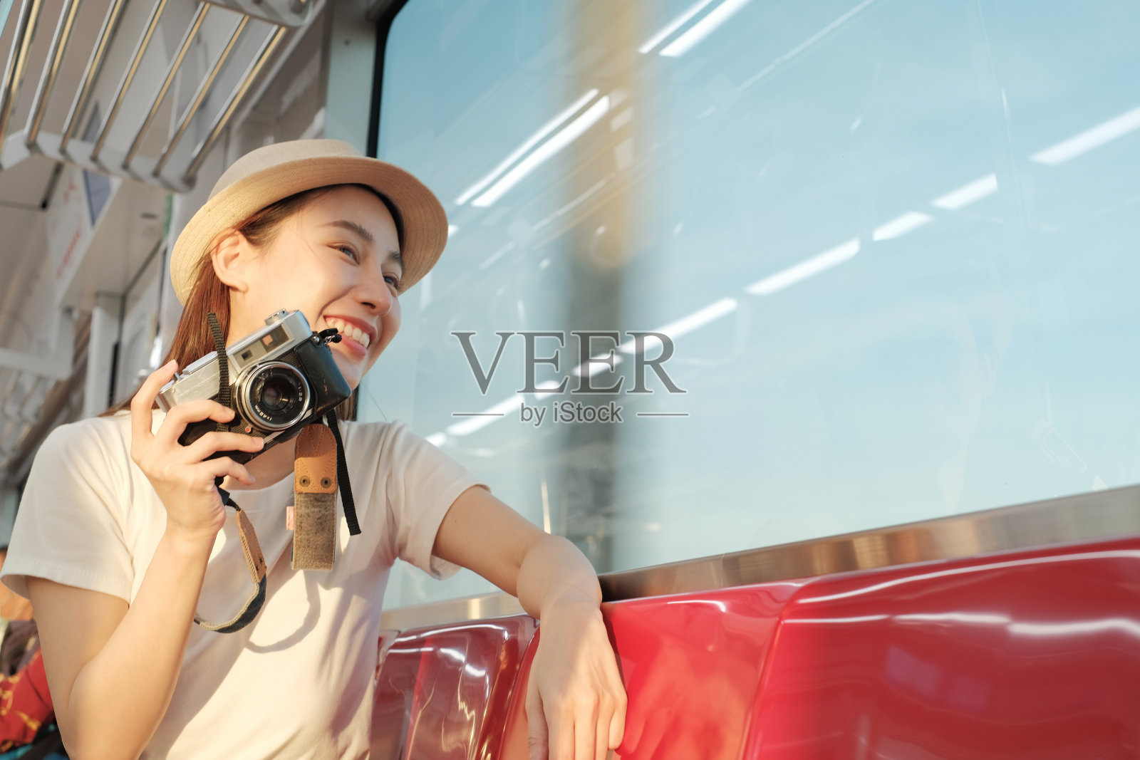 女摄影师旅游火车旅行，运输在一个郊区。照片摄影图片