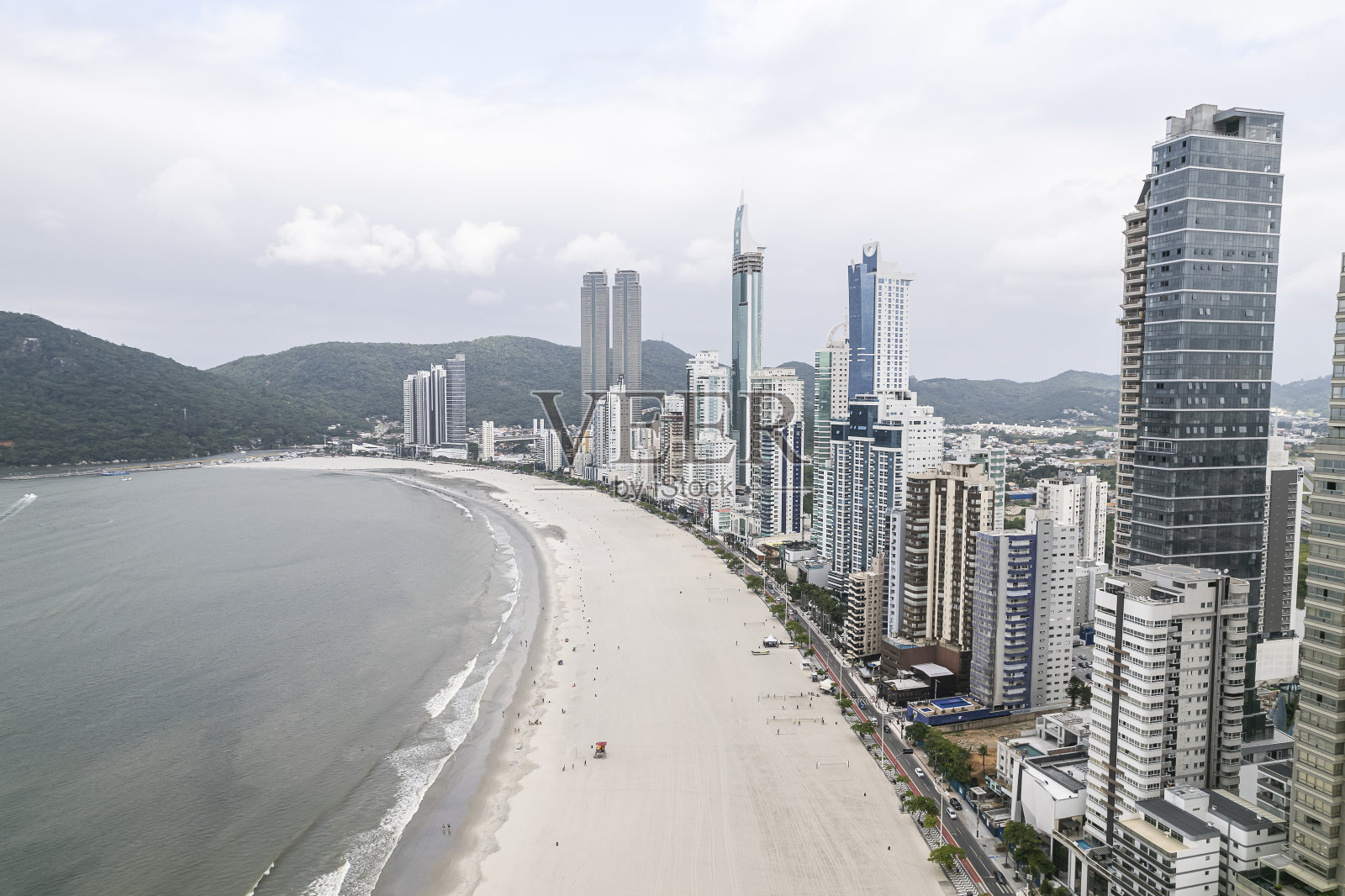 Balnéario Camboriú海滩海滨的观点在一个阴天和很少的人在海滩上照片摄影图片