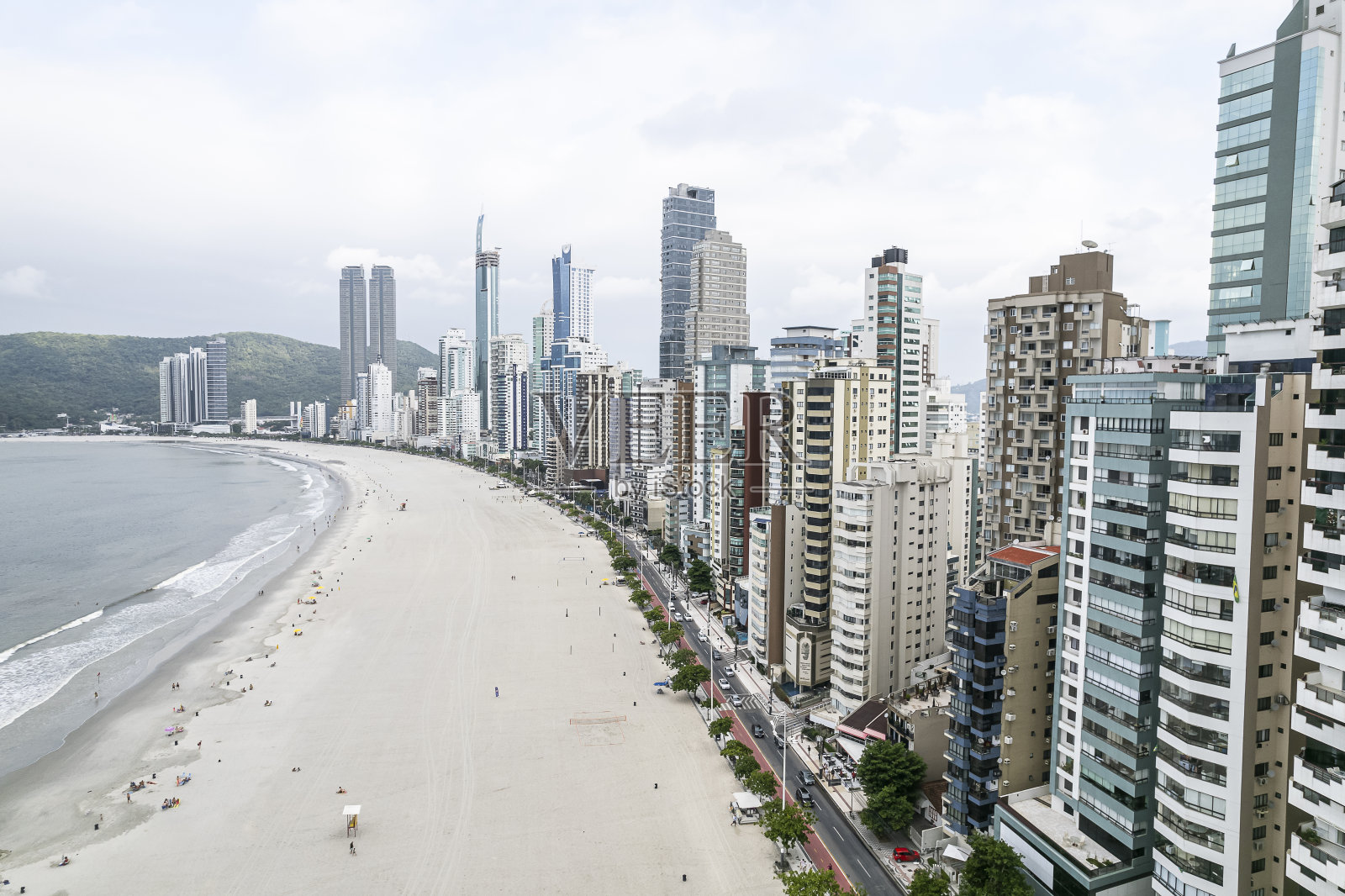 Balnéario Camboriú海滩海滨的观点在一个阴天和很少的人在海滩上照片摄影图片