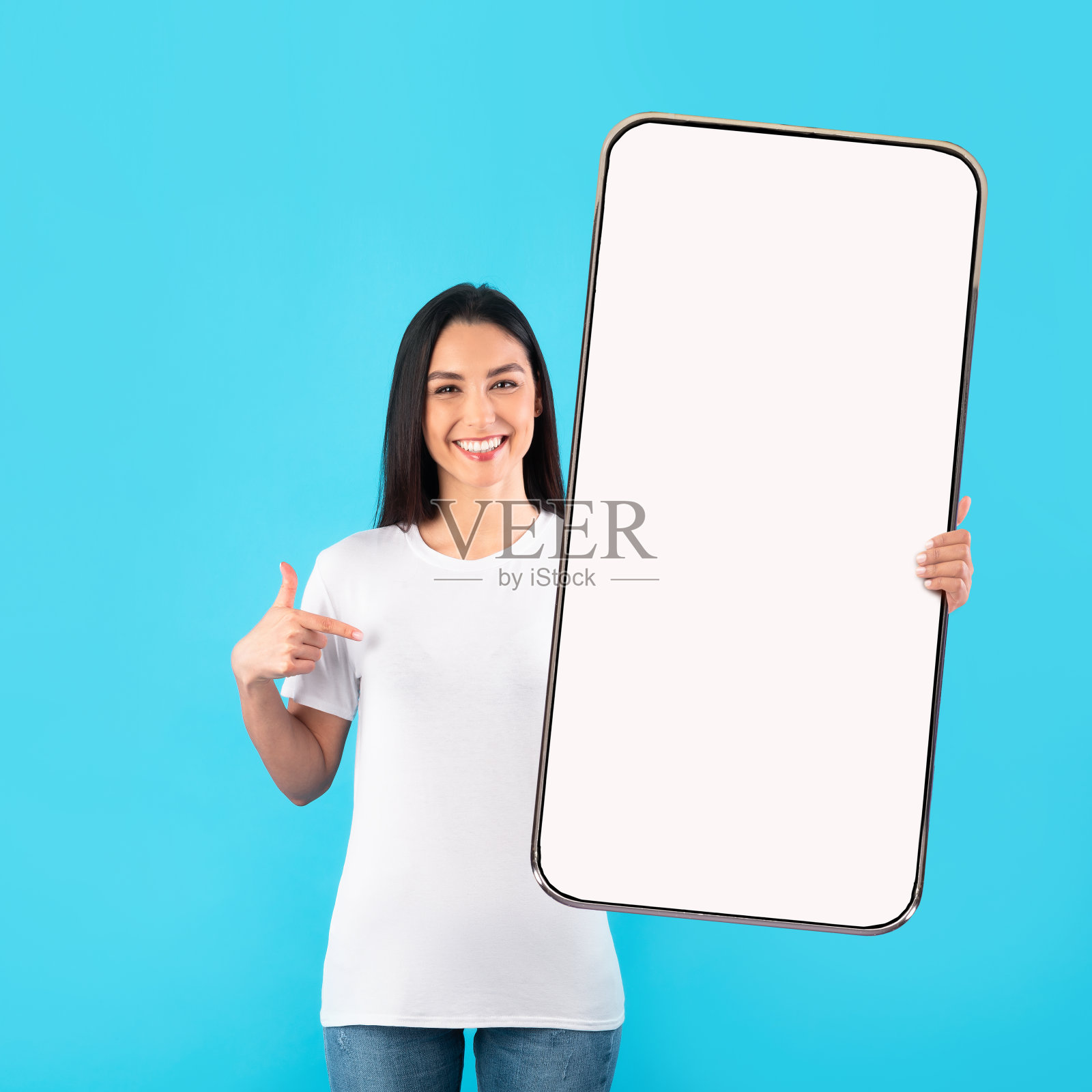 兴奋的女士指着空白的智能手机屏幕照片摄影图片