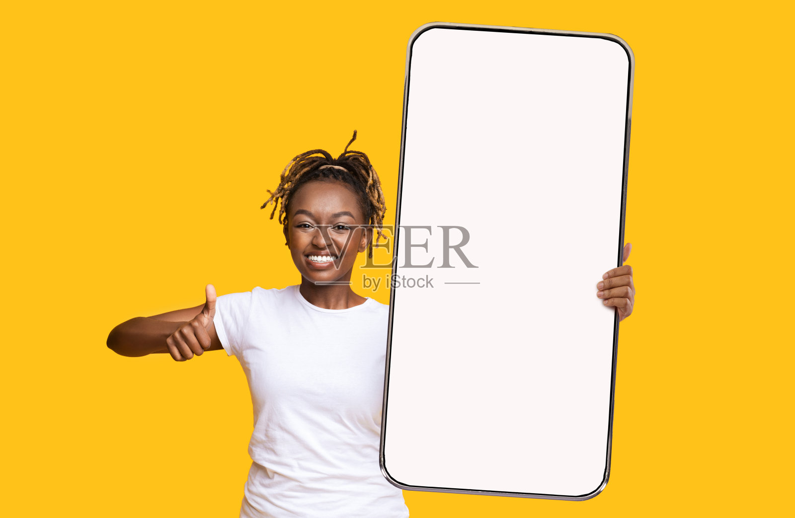 开朗的女士显示了大的白色的智能手机屏幕和喜欢照片摄影图片