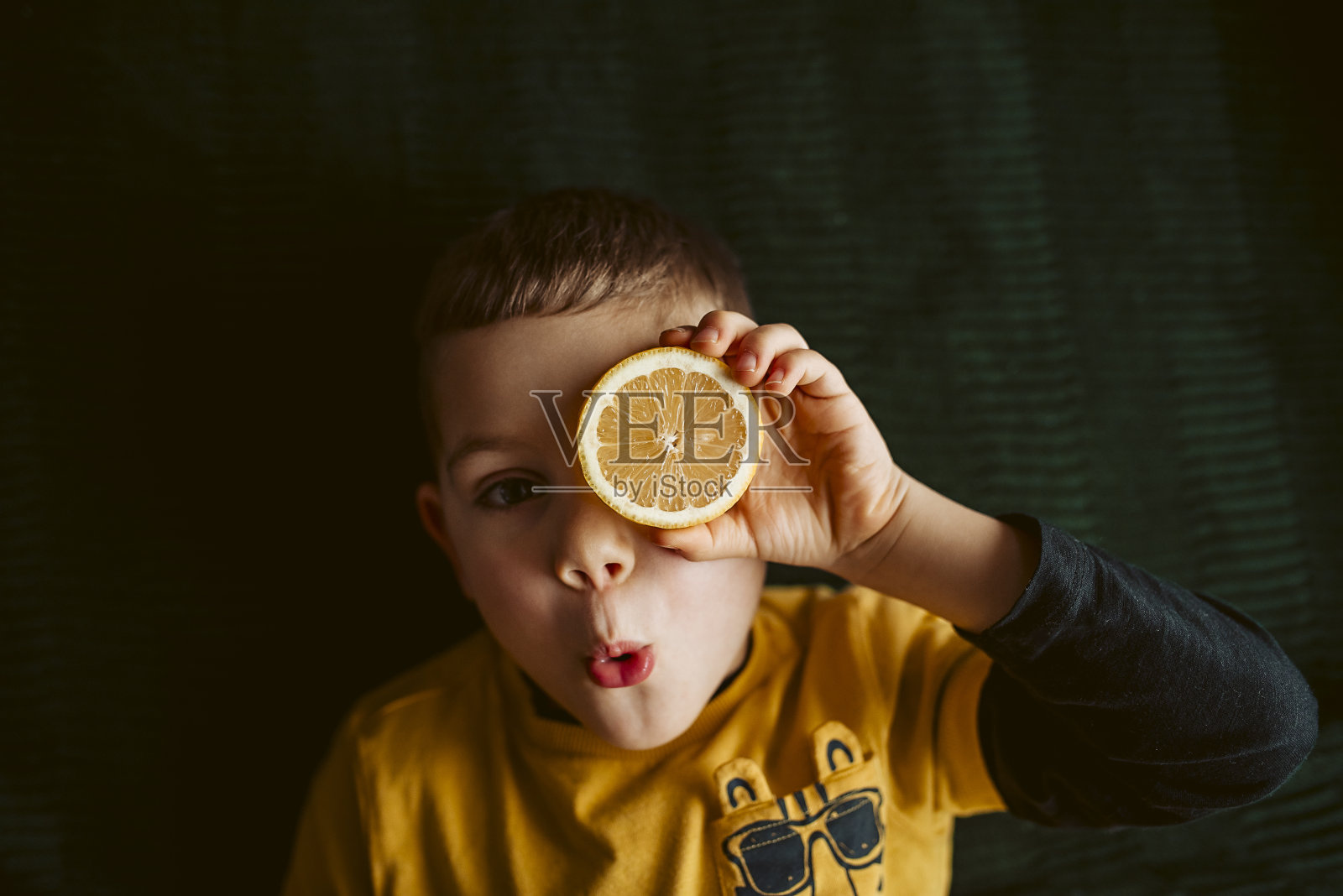 男孩用柠檬照片摄影图片