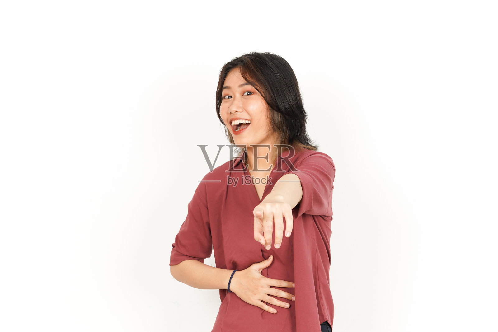 指着你和嘲笑美丽的亚洲女人孤立在白色背景照片摄影图片