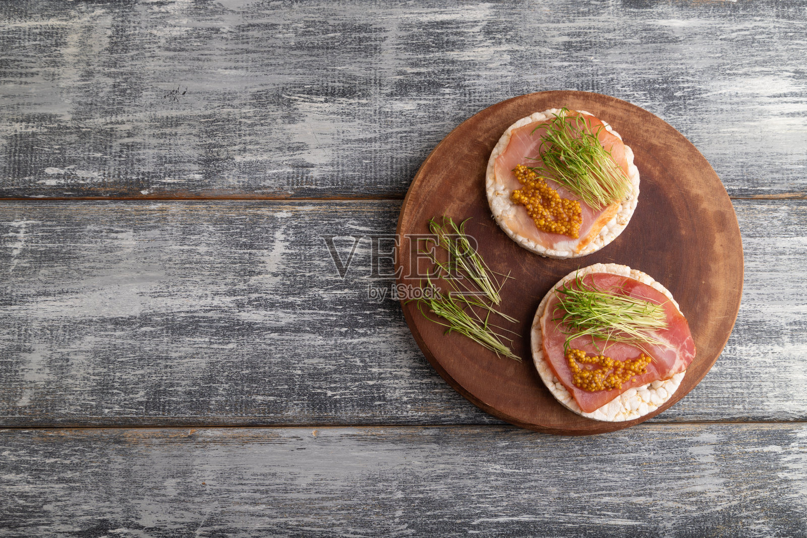 膨化米糕三明治与牛肉干咸肉，胡萝卜微绿色灰色，俯视图，复制空间。照片摄影图片