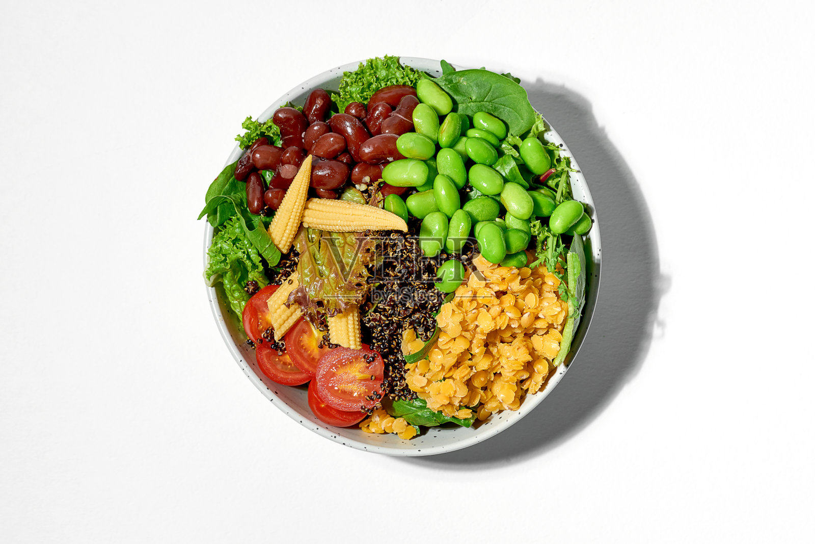 沙拉，豆子，豌豆，藜麦和西红柿在一个白色的碗，白色的背景照片摄影图片