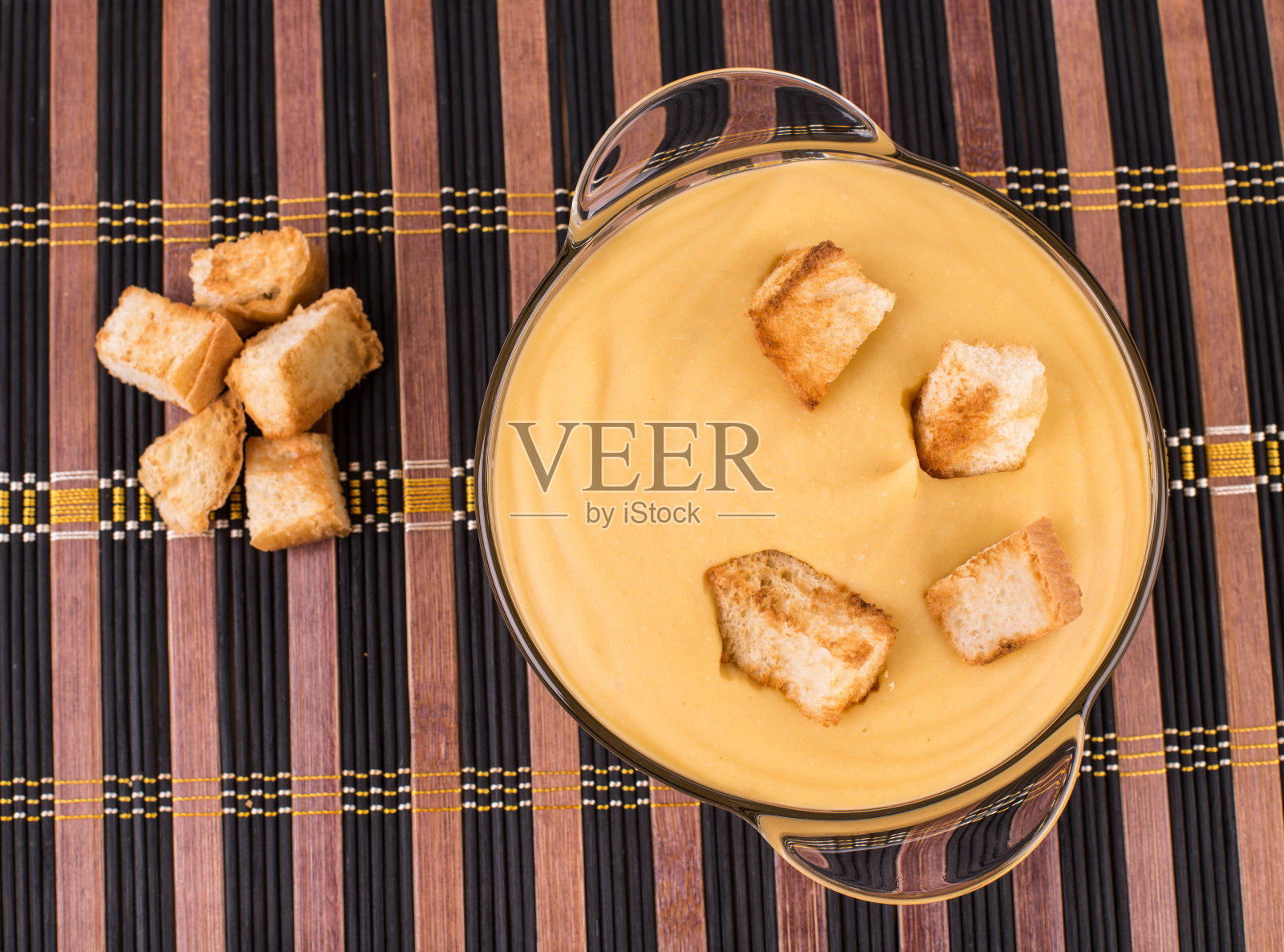 豌豆汤的特写镜头，碗里有油炸面包丁。照片摄影图片