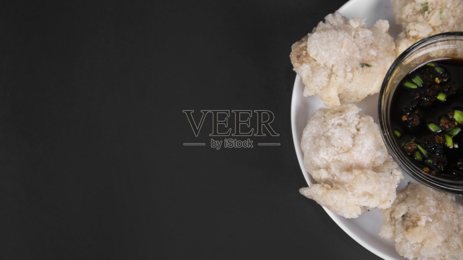 把炸好的木薯粉切下来，中间放上辣椒酱照片摄影图片