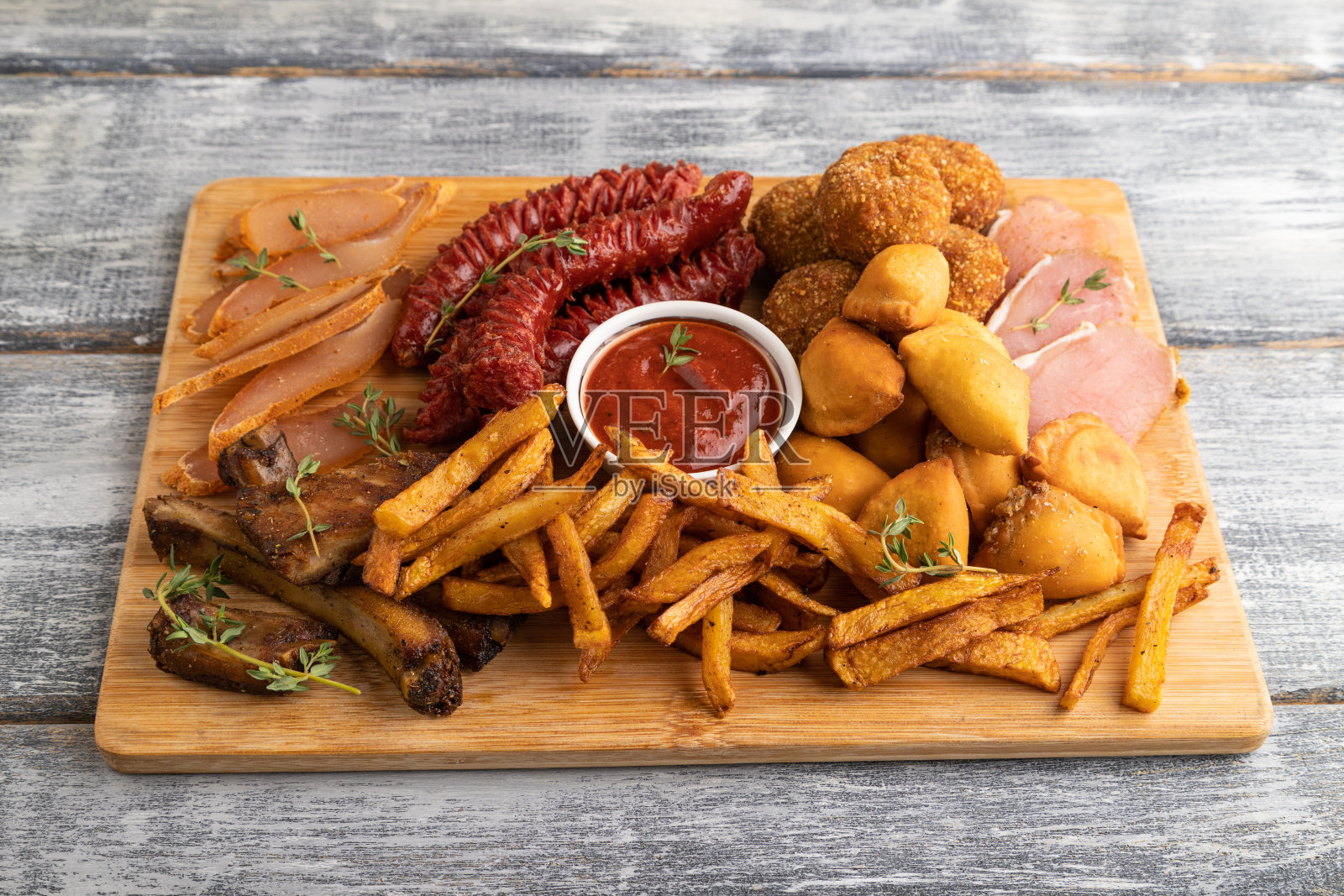 套餐小吃:香肠、炸土豆、肉丸、饺子、basturma。侧视图。照片摄影图片