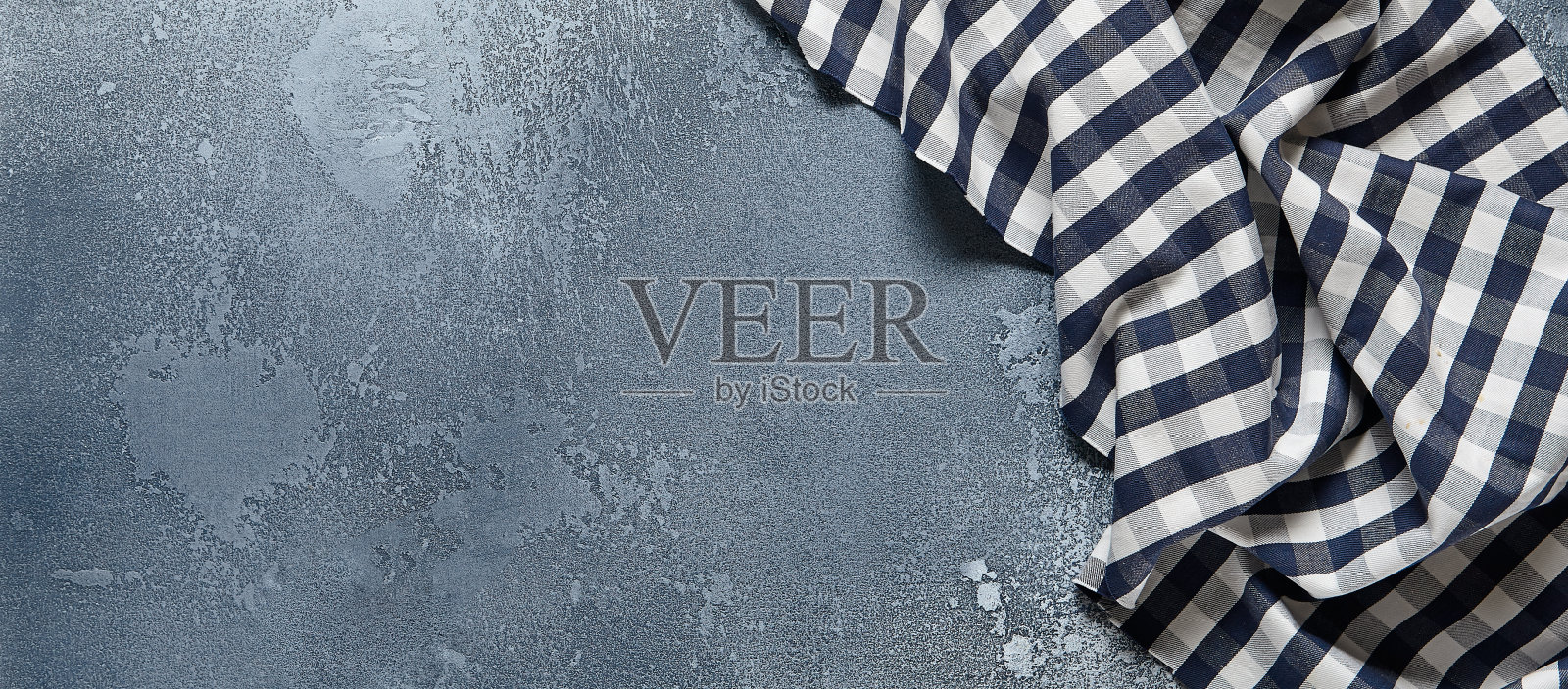 空灰色石材背景与纺织品和配料。乡村风格的食物背景。水泥桌子与厨房毛巾和香料。审美最小的背景。照片摄影图片