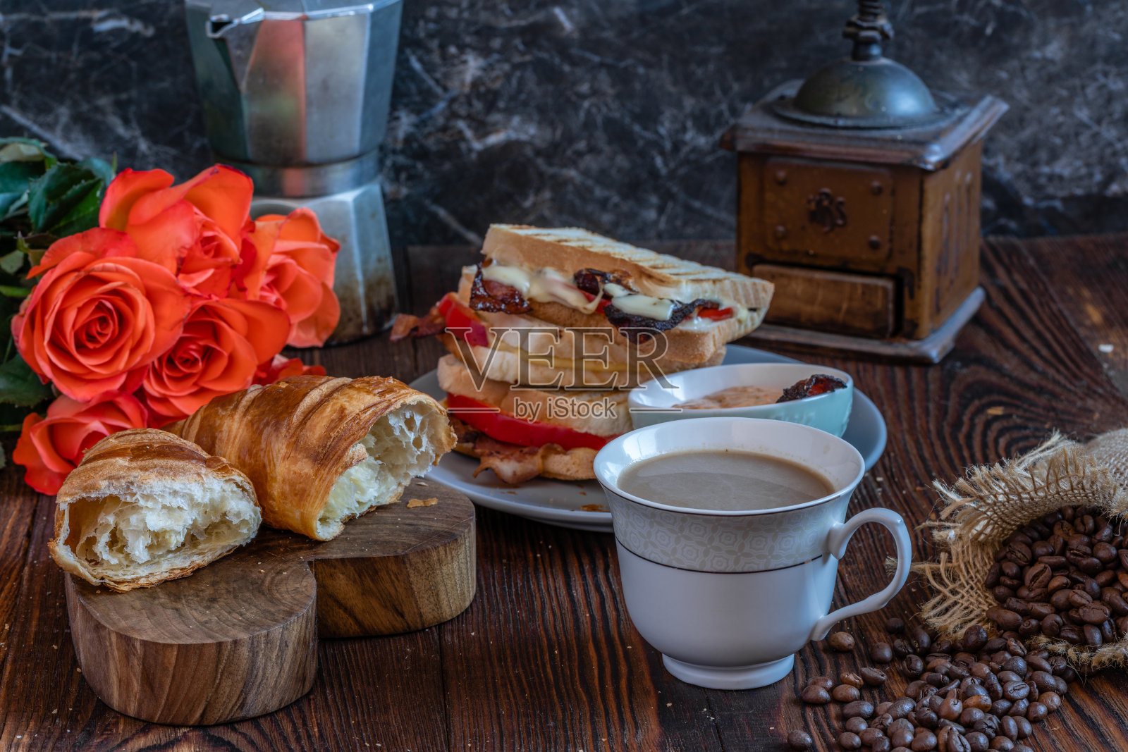 早餐有咖啡、吐司和羊角面包照片摄影图片