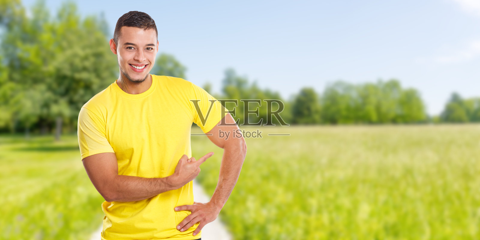 青年拉丁人展示指向市场户外公园广告广告人横幅copyspace拷贝空间照片摄影图片