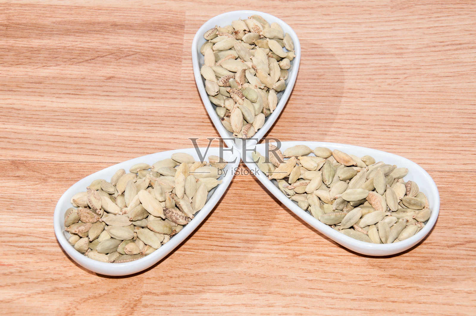 豆蔻豆荚在木制背景照片摄影图片