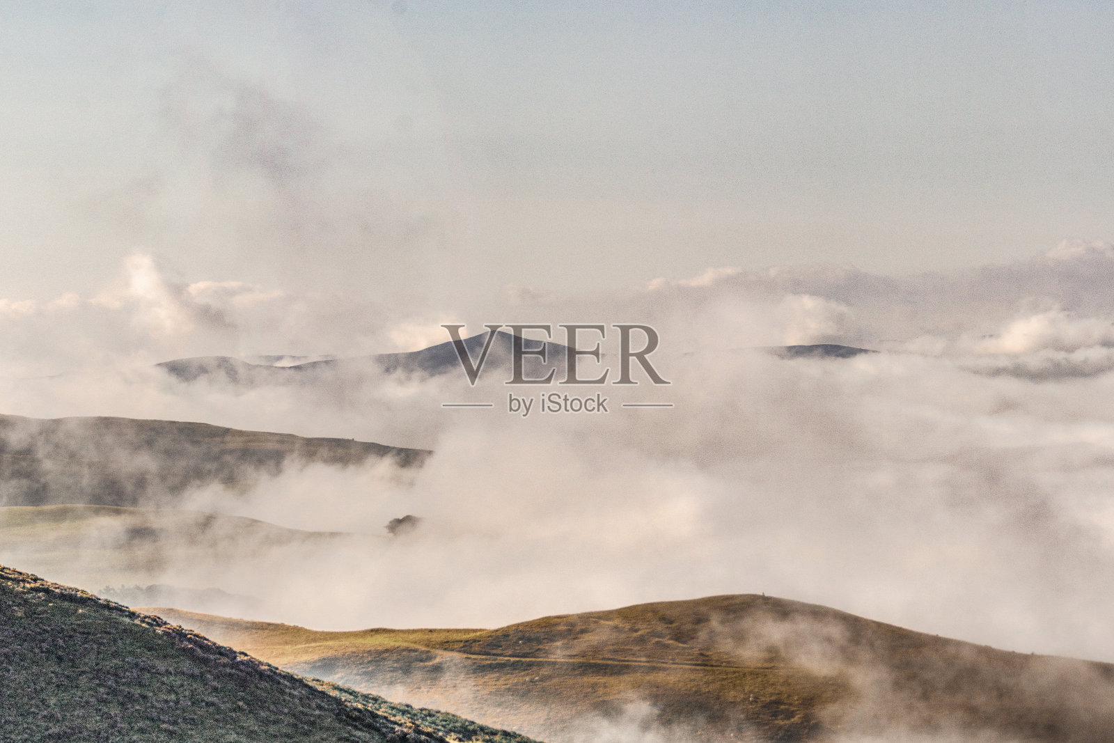 山峰在云照片摄影图片